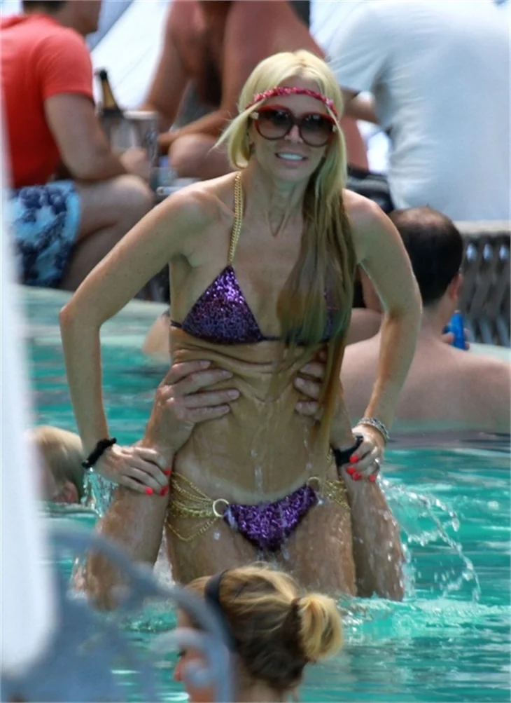 Jenna Jameson'ın seksi bikinisi dikkat çekti..
