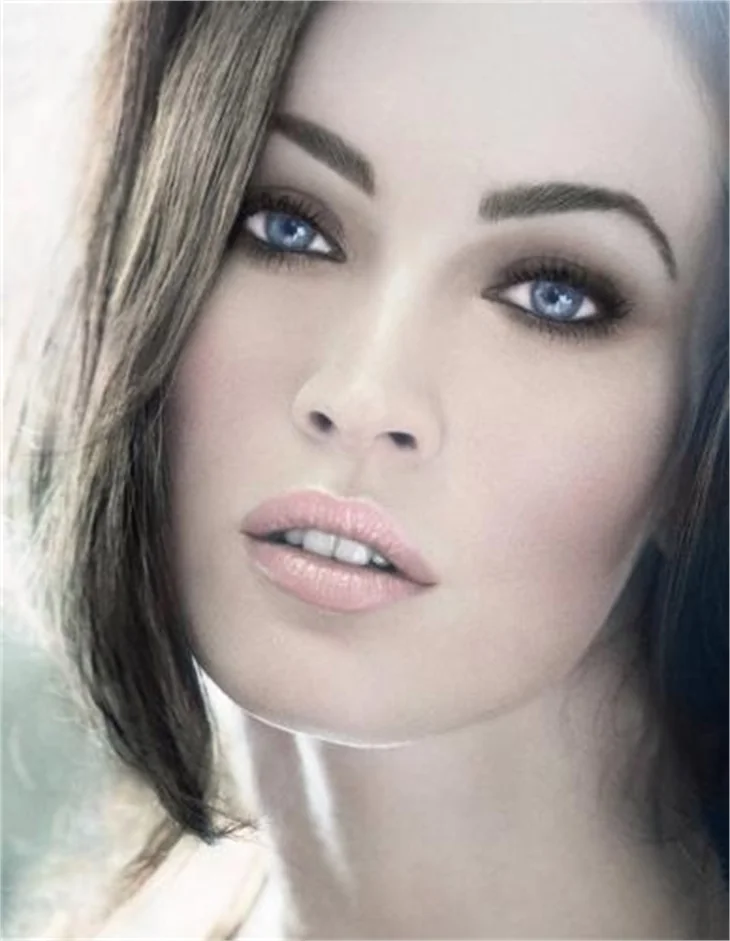 Megan Fox'un seksi dudakları ve gözleri...