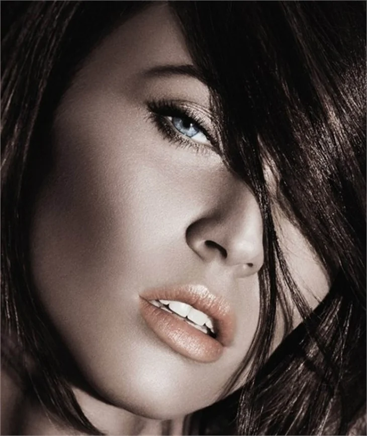 Megan Fox'un seksi dudakları ve gözleri...