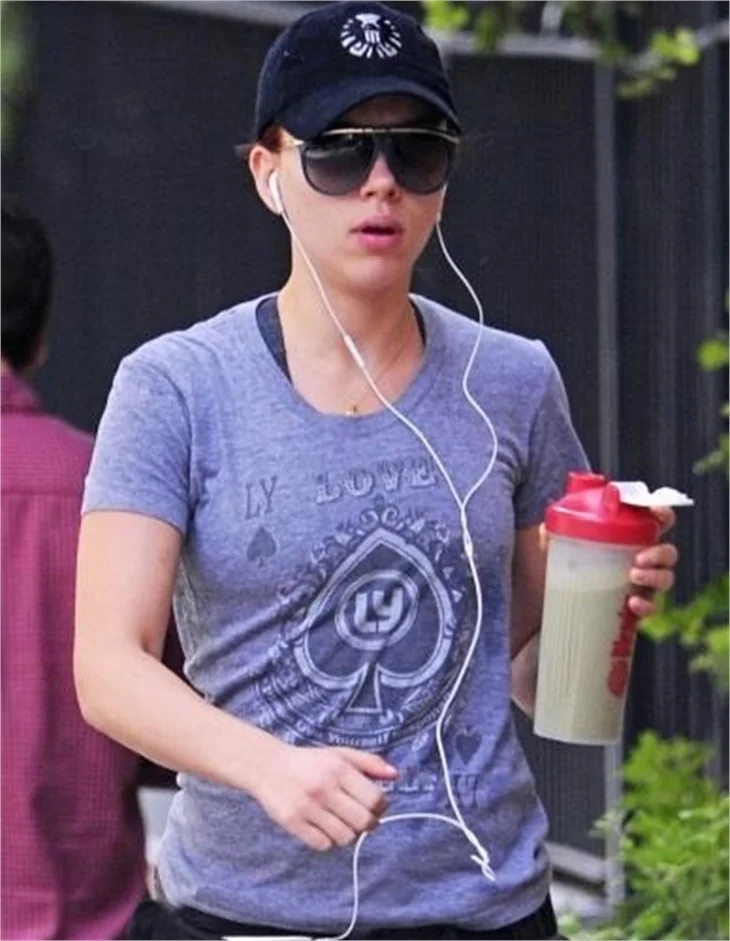 Scarlett Johansson, formunu spor yaparak koruyor...