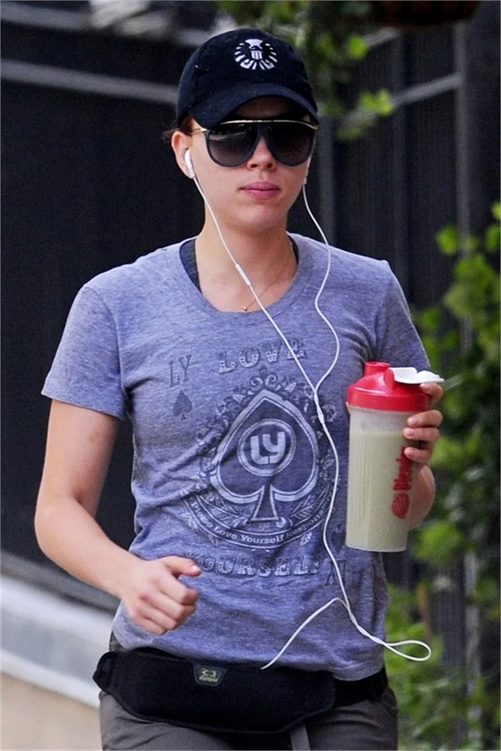 Scarlett Johansson, formunu spor yaparak koruyor...