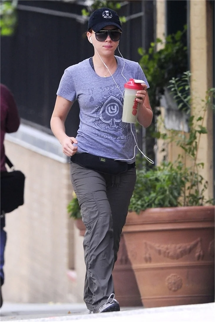 Scarlett Johansson, formunu spor yaparak koruyor...