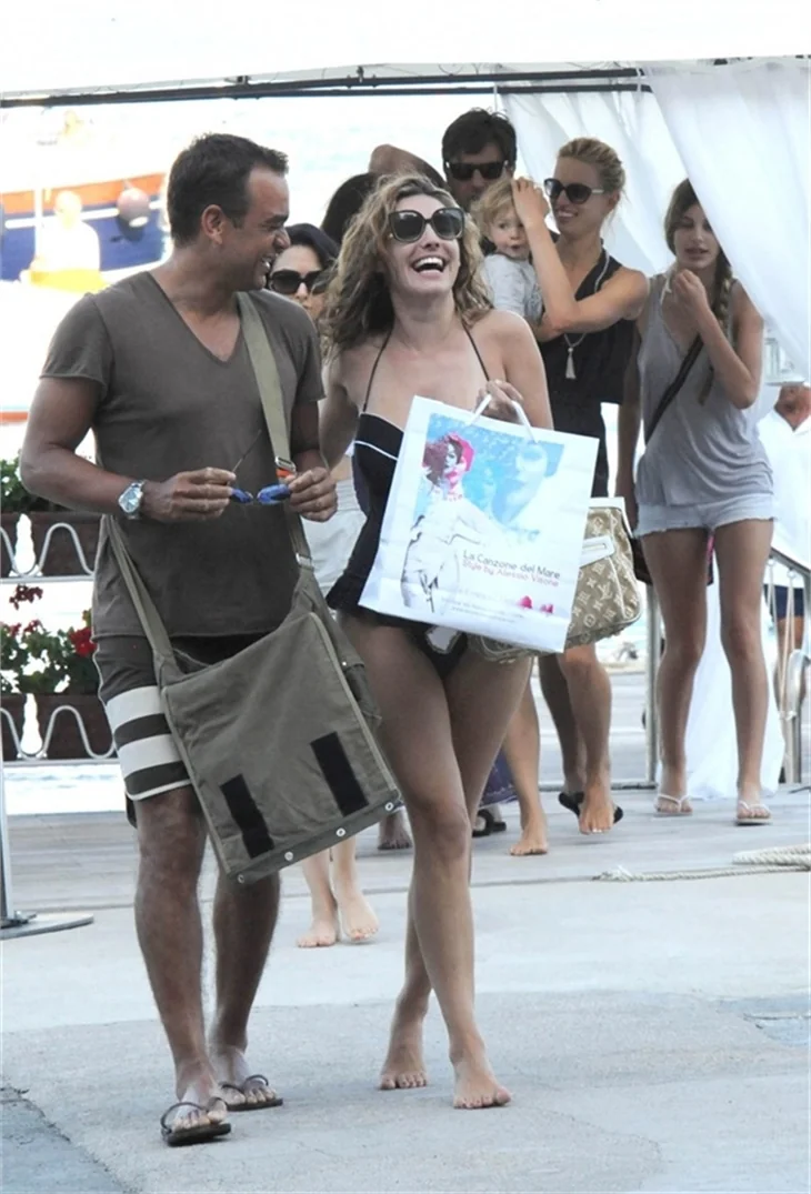 Kelly Brook'un mayosuyla alışveriş keyfi...