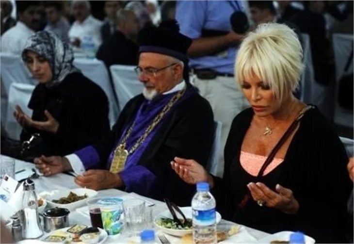 Ünlü isimler Darülaceze'de iftar yaptılar..