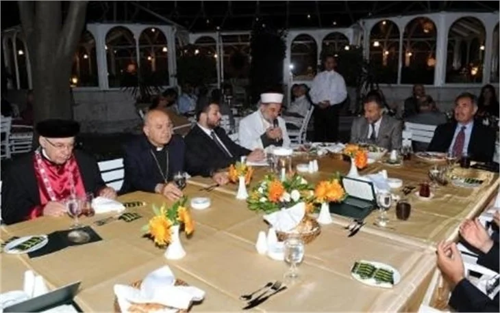 Ünlü isimler Darülaceze'de iftar yaptılar..