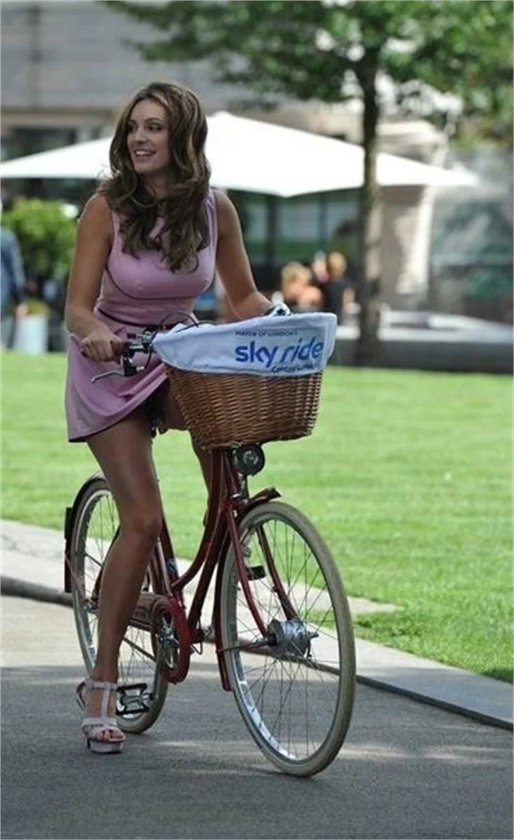 Kelly Brook'dan frikikli bisiklet turu!