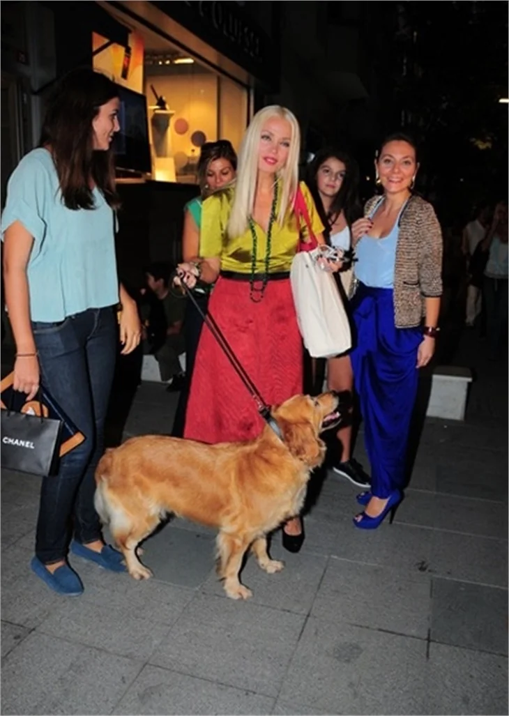 SİREN ERTAN PARTİYE KÖPEĞİYLE KATILDI!