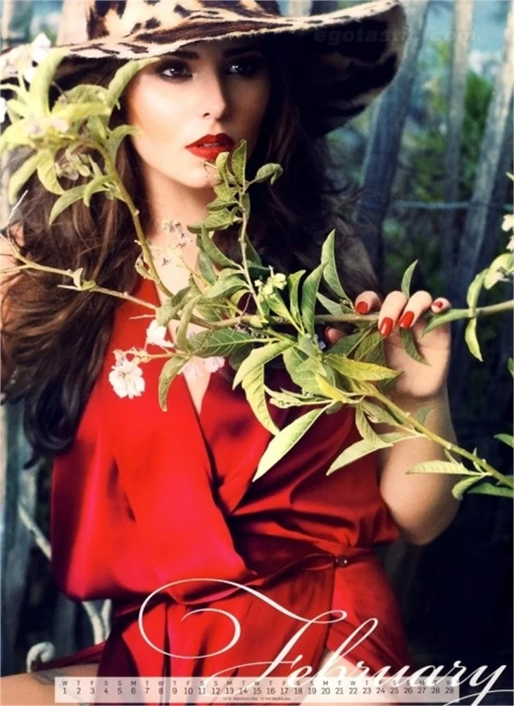 Cheryl Cole'den masum ve seksi 2012 takvimi