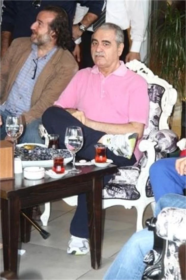 İbrahim Tatlıses eşiyle kebapçıya gitti..