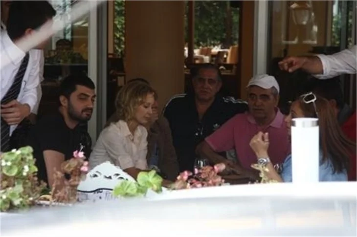 İbrahim Tatlıses eşiyle kebapçıya gitti..