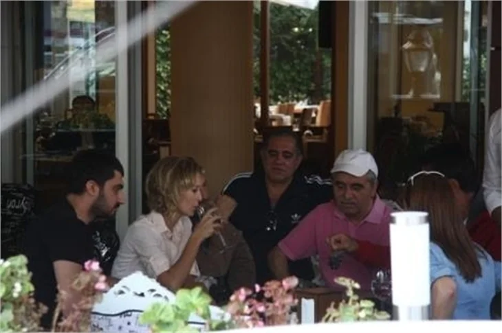 İbrahim Tatlıses eşiyle kebapçıya gitti..