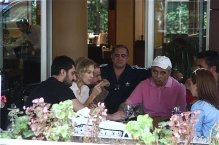 İbrahim Tatlıses eşiyle kebapçıya gitti..