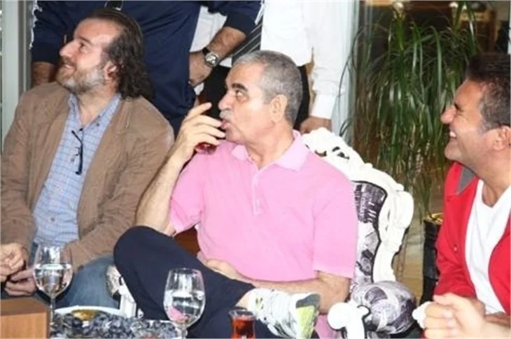 İbrahim Tatlıses eşiyle kebapçıya gitti..