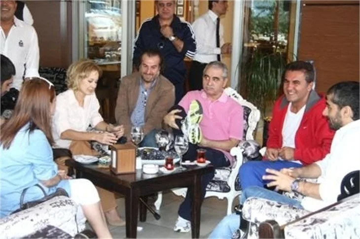 İbrahim Tatlıses eşiyle kebapçıya gitti..