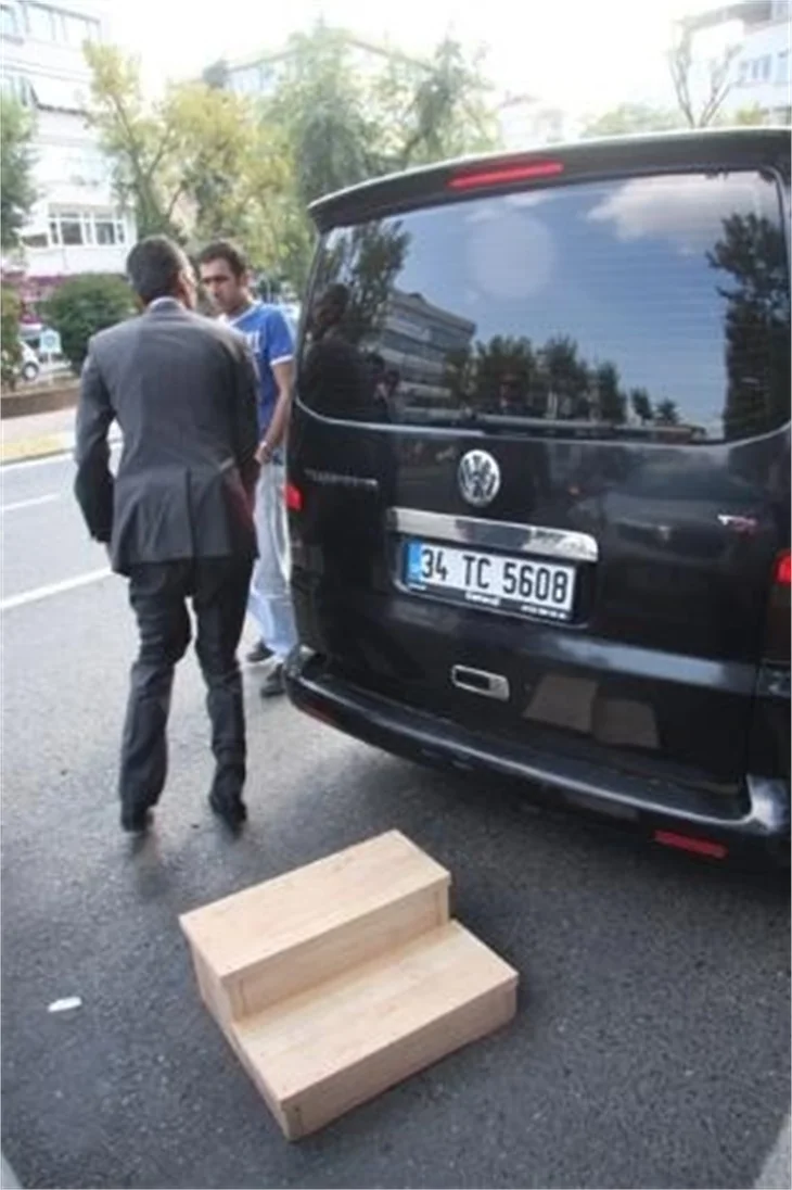 İbrahim Tatlıses eşiyle kebapçıya gitti..