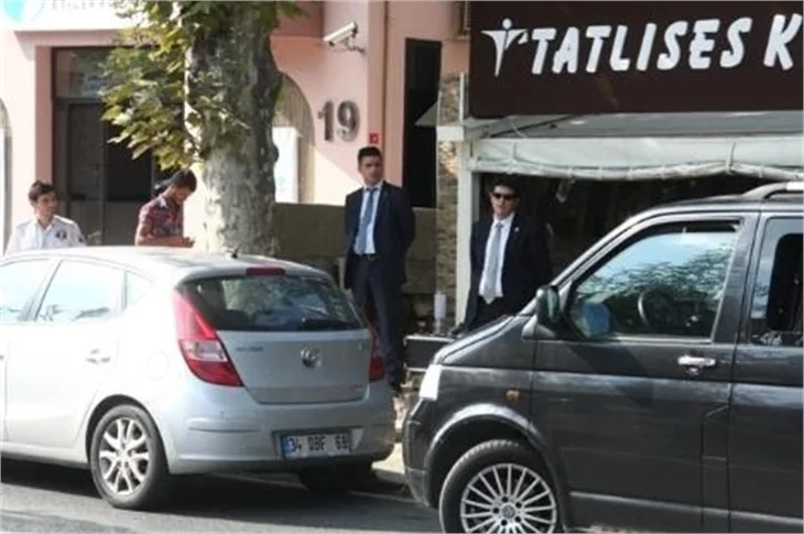 İbrahim Tatlıses eşiyle kebapçıya gitti..