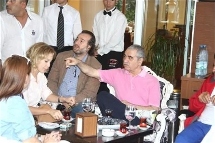 İbrahim Tatlıses eşiyle kebapçıya gitti..