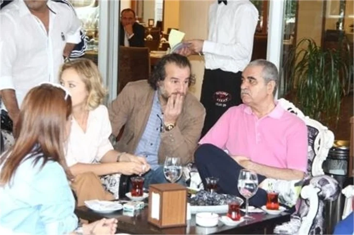 İbrahim Tatlıses eşiyle kebapçıya gitti..