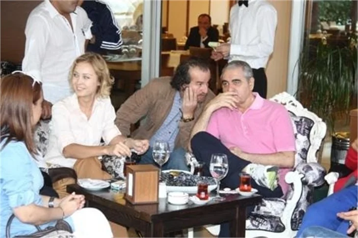 İbrahim Tatlıses eşiyle kebapçıya gitti..