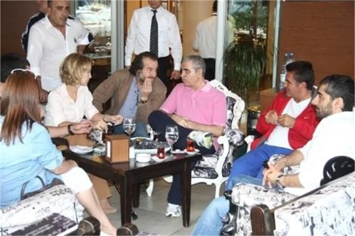 İbrahim Tatlıses eşiyle kebapçıya gitti..