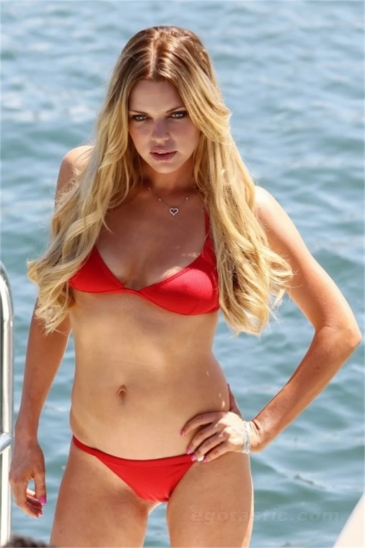 Sophie Monk, paparazzilere şov yaptı!