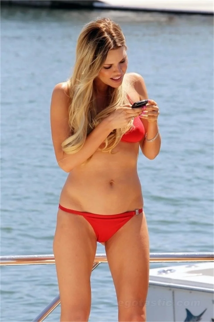 Sophie Monk, paparazzilere şov yaptı!