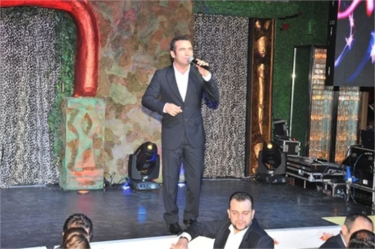 Ferhat Göçer, Nahide sahnesinde..