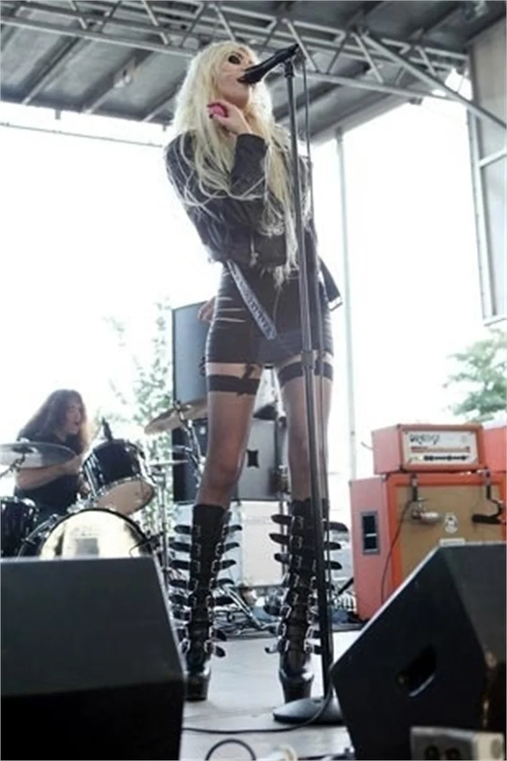 Taylor Momsen'den sahnede çılgın dans...
