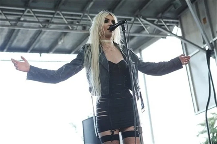 Taylor Momsen'den sahnede çılgın dans...