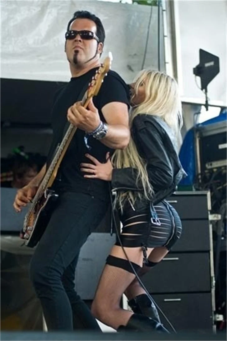Taylor Momsen'den sahnede çılgın dans...