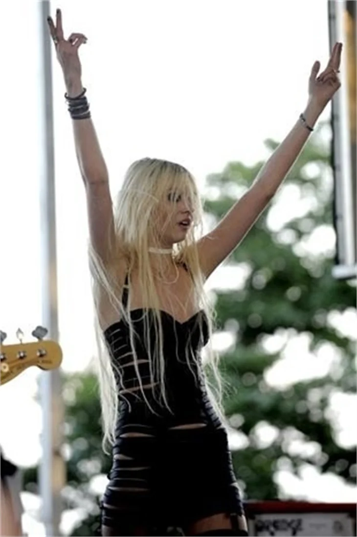 Taylor Momsen'den sahnede çılgın dans...