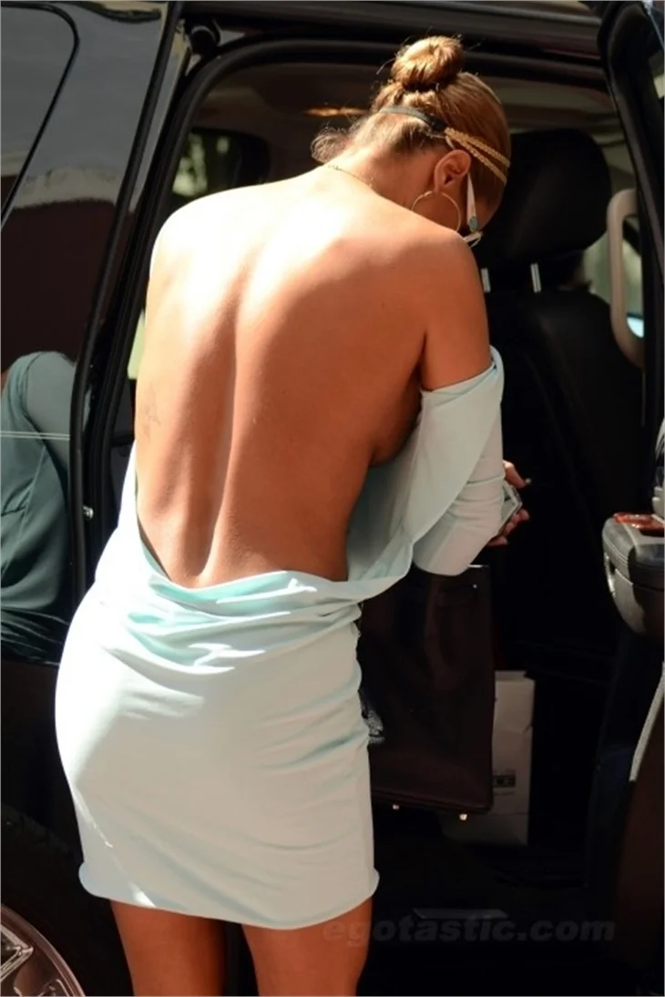Jennifer Nicole, Miami'de dekoltesiyle gözkamaştırdı..