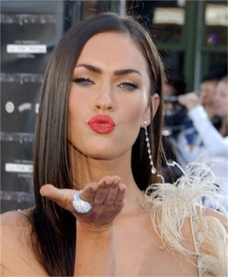 Megan Fox güzelliğiyle büyülüyor..