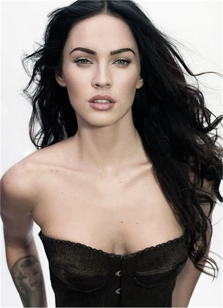 Megan Fox güzelliğiyle büyülüyor..