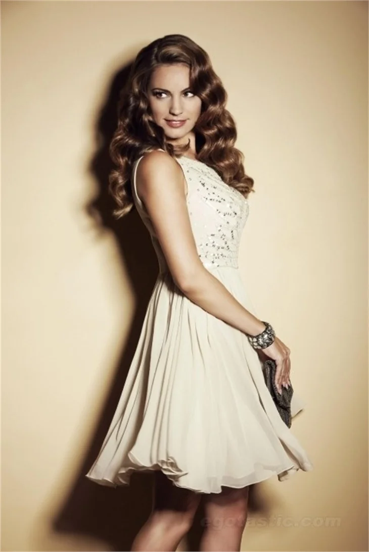 Seksi yıldız Kelly Brook birbirinden şık kıyafetlerle..