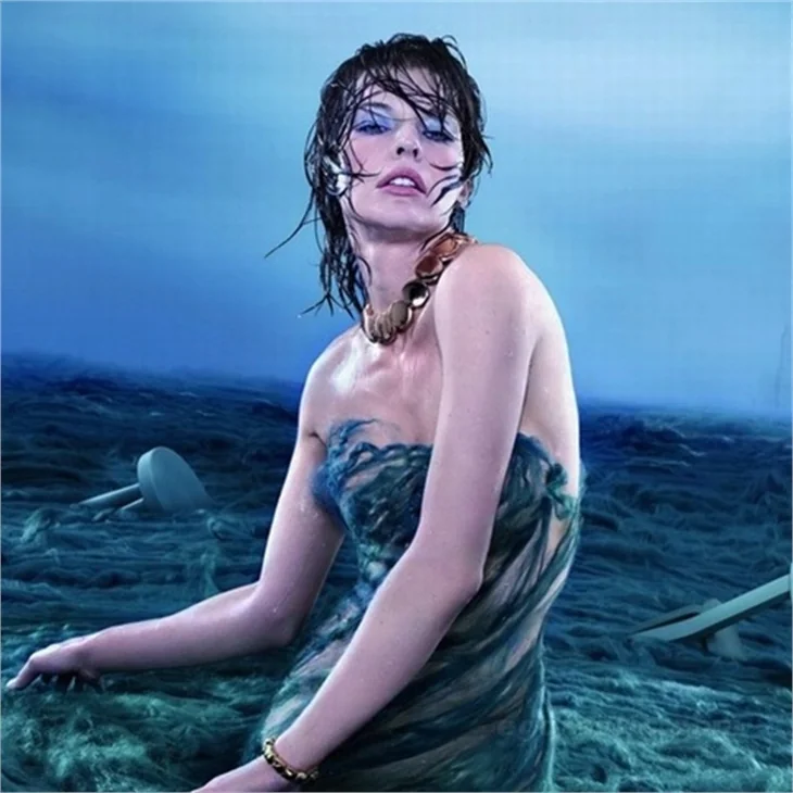 Seksi aktrist Milla Jovovich'den muhteşem 2012 takvimi..