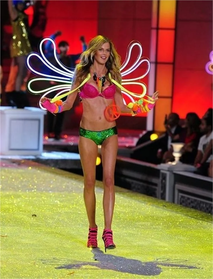 Victoria's Secret'dan geleneksel Fashion Show 2011