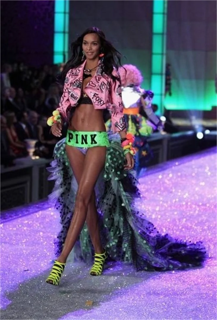 Victoria's Secret'dan geleneksel Fashion Show 2011