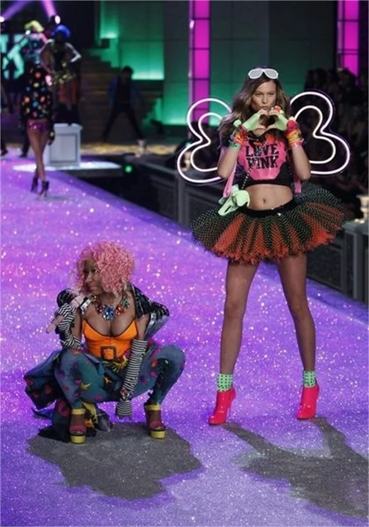 Victoria's Secret'dan geleneksel Fashion Show 2011