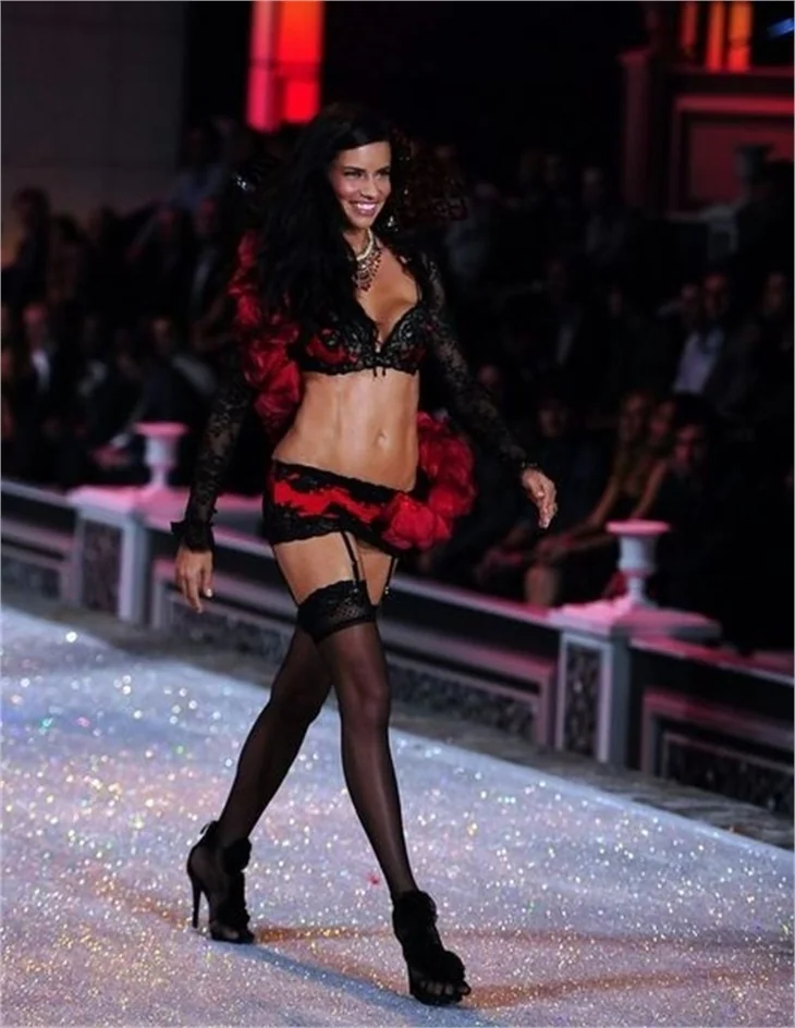 Victoria's Secret'dan geleneksel Fashion Show 2011