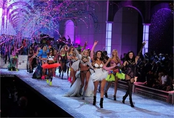 Victoria's Secret'dan geleneksel Fashion Show 2011