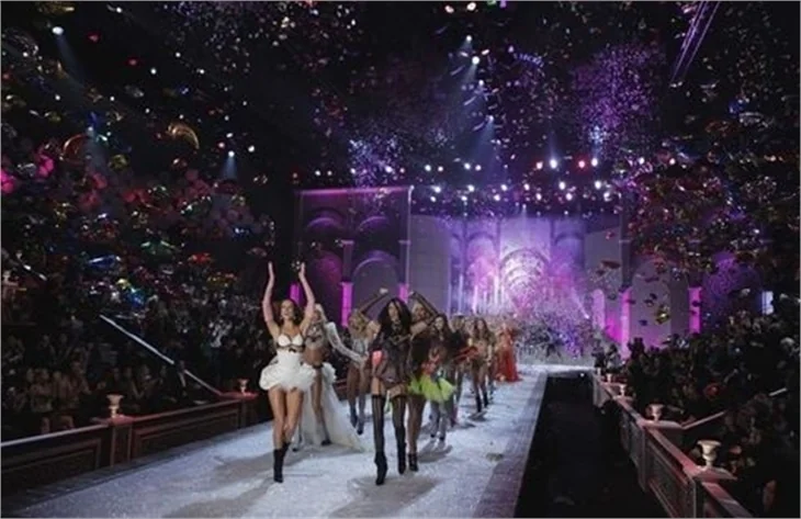 Victoria's Secret'dan geleneksel Fashion Show 2011