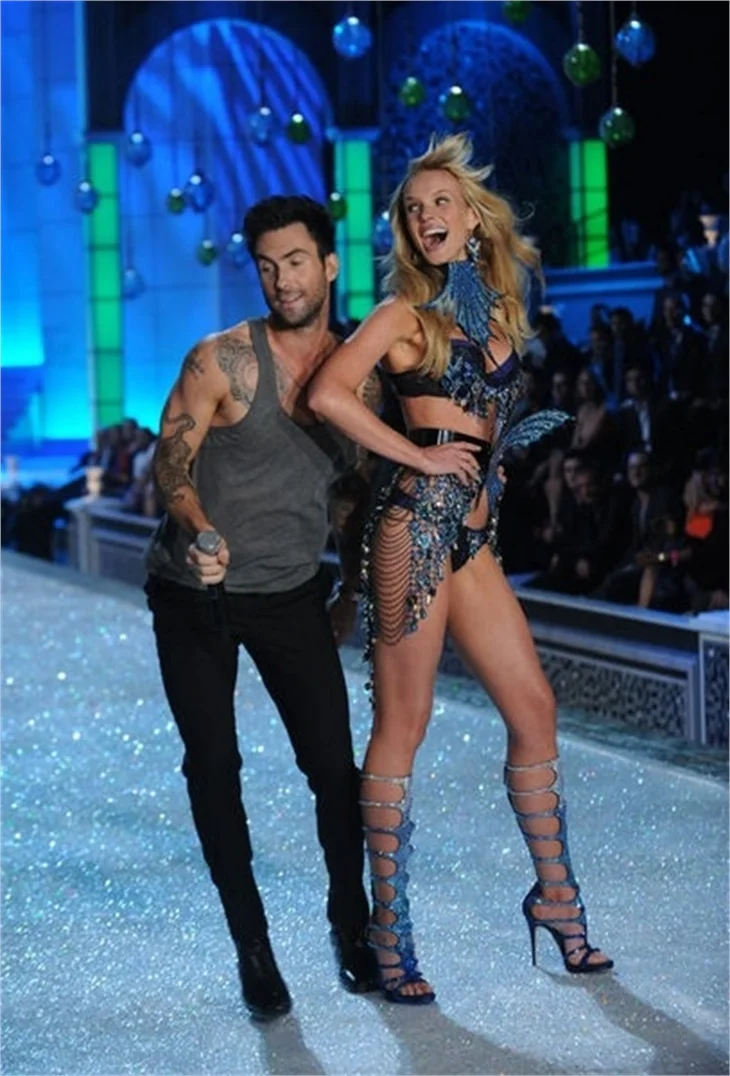 Victoria's Secret'dan geleneksel Fashion Show 2011