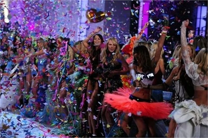 Victoria's Secret'dan geleneksel Fashion Show 2011