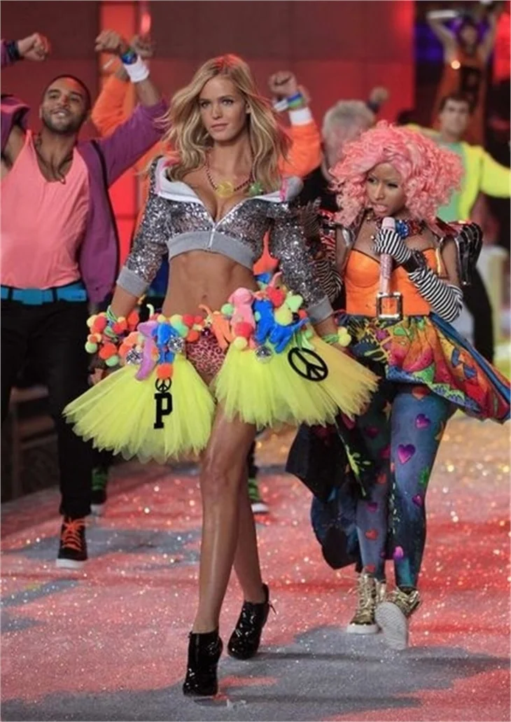 Victoria's Secret'dan geleneksel Fashion Show 2011