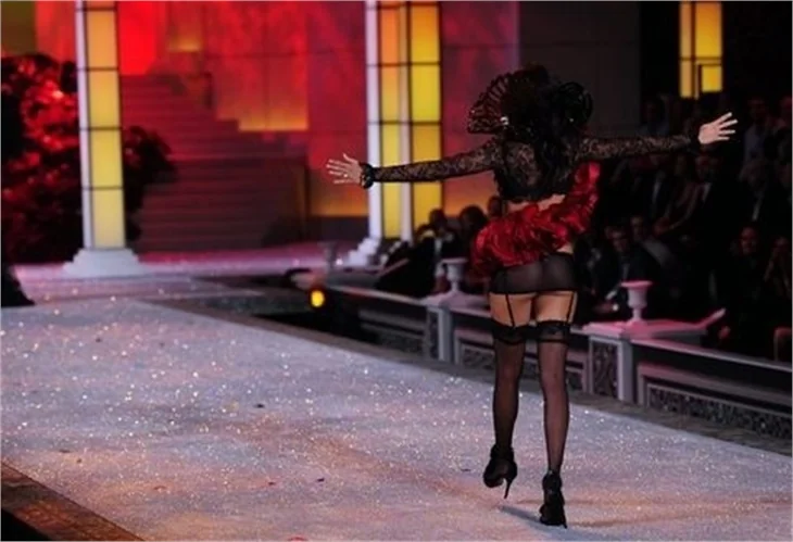 Victoria's Secret'dan geleneksel Fashion Show 2011