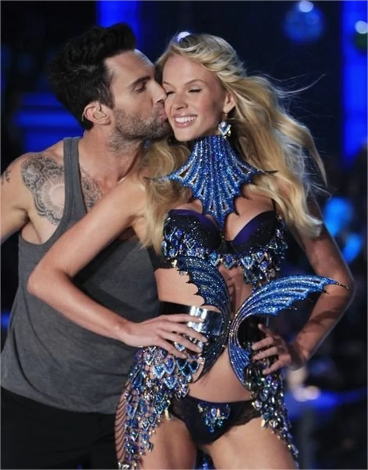 Victoria's Secret'dan geleneksel Fashion Show 2011