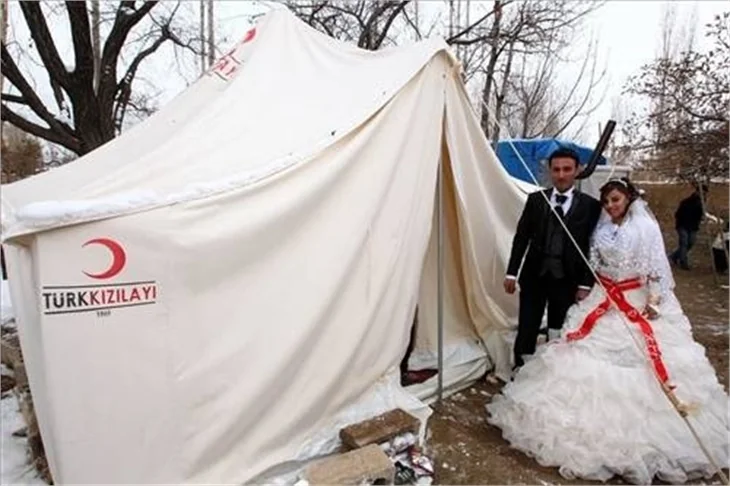 Deprem bölgesinde düğün sevinci