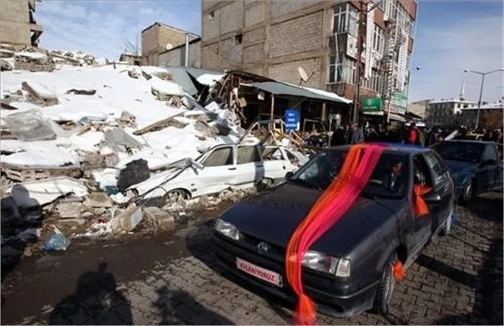 Deprem bölgesinde düğün sevinci