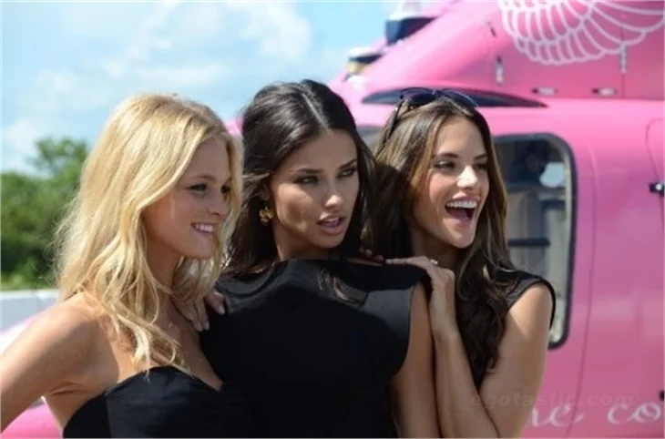Üç güzel Victoria’s Secret modeli lansmanda birarada